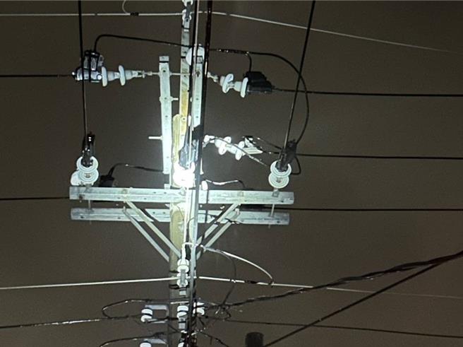 金门县金寧乡环岛西路2段及顶埔下一带今（1）日晚间7时23分左右突然停电，总计受影响住户多达804户。（台电提供）