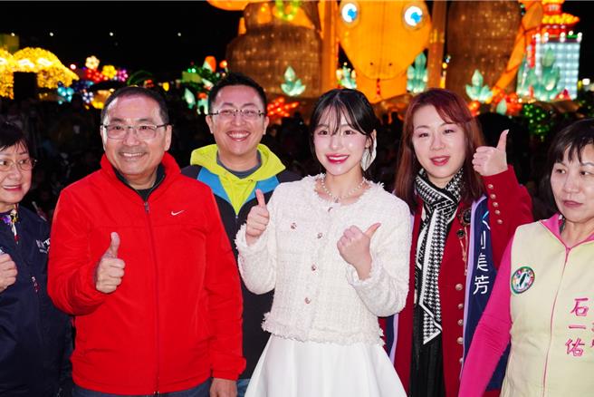新北市长侯友宜（左二）与啦啦队女神李多慧（右三）1日晚出席2025新北灯会，一起点灯蛇年主灯「灵蛇献瑞」。（张铠乙摄）