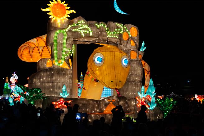 2025新北灯会主灯「灵蛇献瑞」。（张铠乙摄）