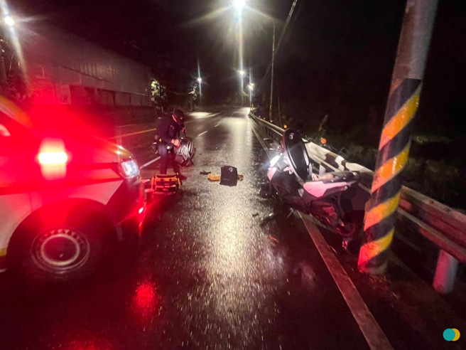 新北市三峡区中正路三段上的路边，晚间发生一起车祸，救护车到场男子已无呼吸脉搏，紧急急救后送往医院。（翻摄画面）