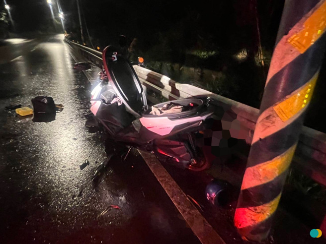 新北市三峡区中正路三段上的路边，晚间发生一起车祸，救护车到场男子已无呼吸脉搏，紧急急救后送往医院。（翻摄画面）