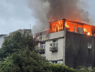 驚人畫面曝！北市士林區頂樓加蓋遭祝融「全面燃燒」  消防急灌救