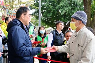黃偉哲龍崎文衡殿發紅包大排長龍   曝春節台南遊客人潮