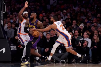 NBA》少一眉哥没差！詹皇大三元领军湖人作客轻取尼克