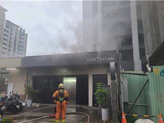 大年初五牛排館火警 廚房油鍋起火竄黑煙