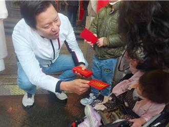 代侯友宜賀年  朱惕之新莊三大廟發福袋   祈願蛇年國泰民安