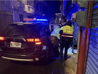 阿伯體力不支跌坐在地 幸遇熱心民眾與暖警