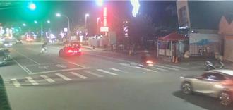 停車禮讓行人反遭機車撞飛　PO文嘆「讓了也不對，不讓也不對」