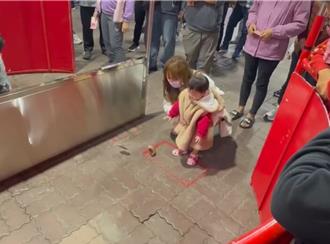 萌翻媽祖！1歲女童連擲12個聖筊 入手iPhone 16