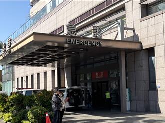 春節看病難如搶票 台中診所門前排隊人潮有如「貪食蛇」