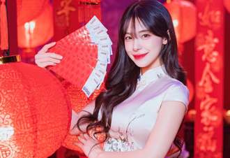 李多慧拜年太有诚意！ 紧身旗袍「水蛇腰狂扭」身材超凶