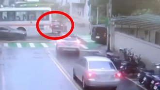 新北女過馬路遭消防勘災車擦撞 疑視線受阻釀禍