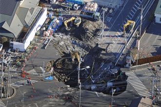 日本天坑吞掉卡車！ 墜落地底「3層樓深」駕駛生死不明