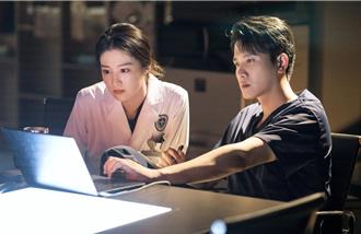 王楚然成美女醫師專業戶！甜美笑顏征服彭冠英