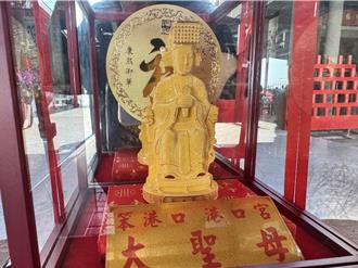 1歲女童「連擲13聖筊」破紀錄！抱走10萬元金媽祖