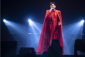 張信哲開唱霸氣豪撒幸運紅包！1.2萬粉樂喊「財神爺」