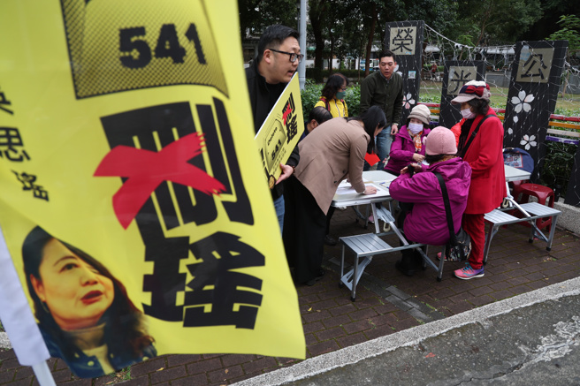 罢免吴思瑶连署现场。（本报资料照片）