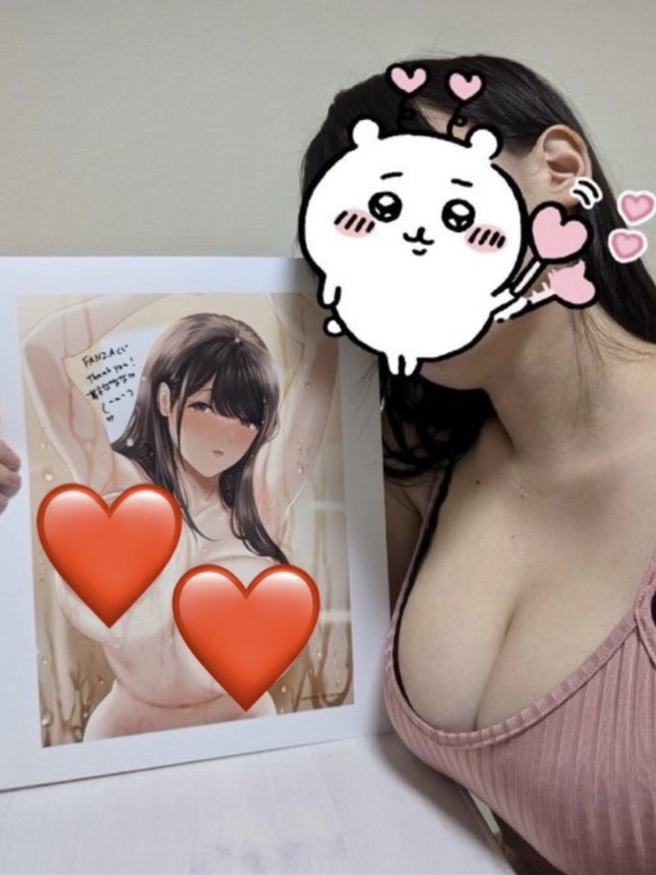 梦木老师与自己笔下女主角合照，让网友惊呼本人身材更暴力。(图／取自梦木ばなな X)