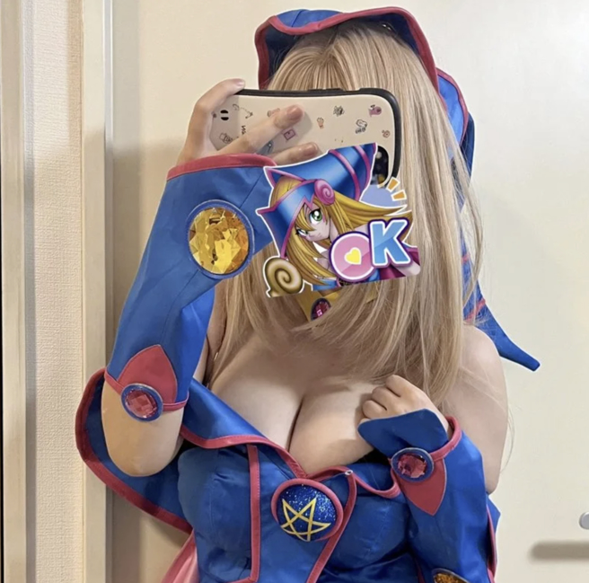 梦木老师也是《游戏王》铁杆粉丝，曾亲自Cos黑魔导女孩引起网友暴动。(图／梦木ばなな X)