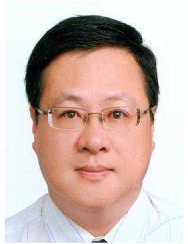 亞洲專業醫務管理顧問有限公司負責人楊進盛自稱醫師，以投資醫療設備和洗腎儀器為由吸金超過50億，卻在檢警上門前早一步出境，如今可能窩藏在中國廣州。（圖／翻攝調查局外逃通緝罰查詢系統）