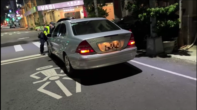 宾士车故障停在路中央，暖警现身助推车脱困。（翻摄画面）