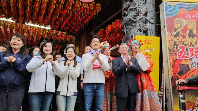 台北市长蒋万安（前排右2）及国民党立委徐巧芯（前排中）遭控指使警方跟踪罢免团体，2人2日一同现身松山霞海城隍庙走春祈福，并对外说明此事。（谢佳君摄）