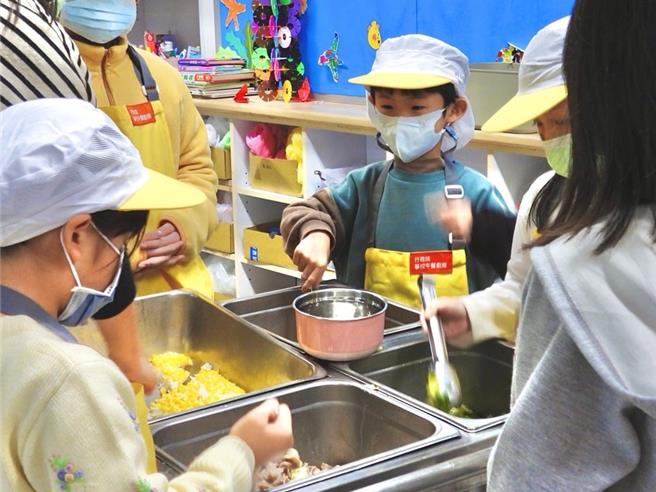 基隆市政府自今年起增加幼儿园餐点的费用补助，每餐自先前的68元增至91元，并增聘一名营养师为公幼设计菜单，让基隆市的幼儿们能够吃得更好、更营养。（基隆市政府提供／张志康基隆传真）