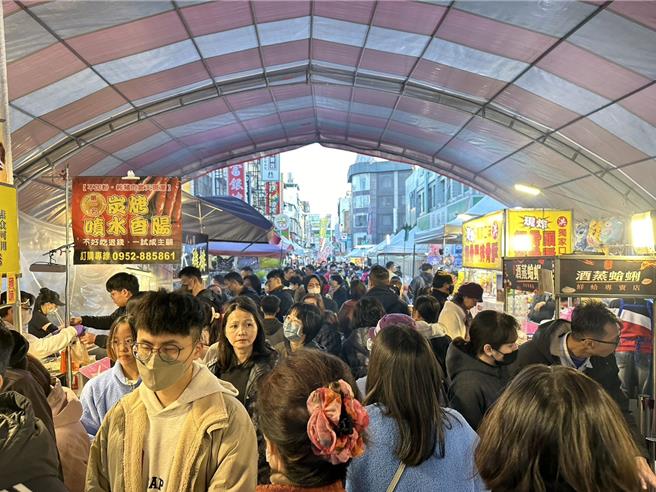今年春节新竹市旧城区热闹非凡，新竹市政府在东门街、武昌街、復兴路、东前路举办为期12天的蛇年新春市集，吸引广大市民、游客参与。（新竹市政府提供／王惠慧新竹传真）
