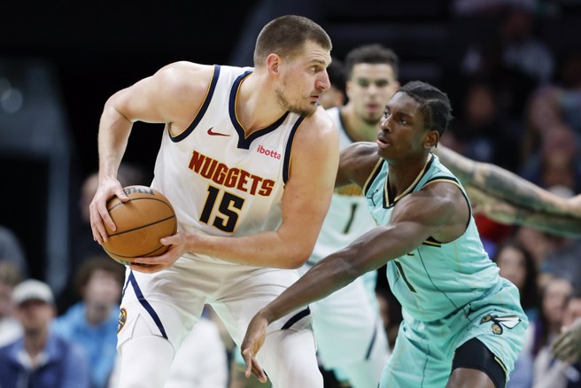 约基奇(左)无视迪亚贝兹的捞球准备把球传给队友。(美联社)