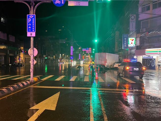 新北市新店區36歲許姓男子，今（2）日凌晨2時許駕駛大貨車行駛至北新路一段、欲在路口處迴轉時，遭到左後方由23歲謝姓女子駕駛的車輛撞擊。（新店警分局提供）