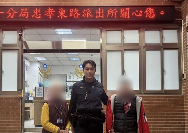 员警柯翰生调阅监视器帮助身障男返家。（警方提供）