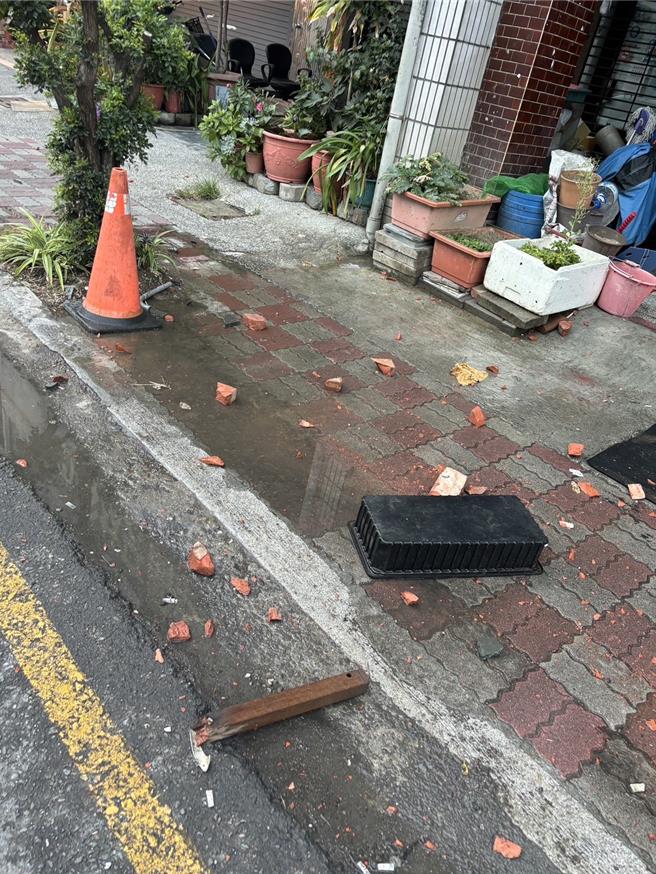 男子从顶楼往下丢掷砖头等尖锐物，所幸未伤及路过民眾。（民眾提供／纪爰高雄传真）