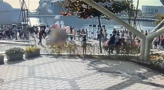 高流中心园区内1日惊传斗殴案，有民眾拍下3名男子在园区内大打出手，其中有人拿着1大把气球护身，也有人情绪激动出拳，让民眾看傻眼。（民眾提供／纪爰高雄传真）