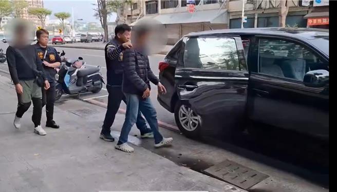 苓雅区警方经调阅监视器，用最快的速度锁定特定对象，通知斗殴的3人在2日上午到案说明。（民眾提供／纪爰高雄传真）