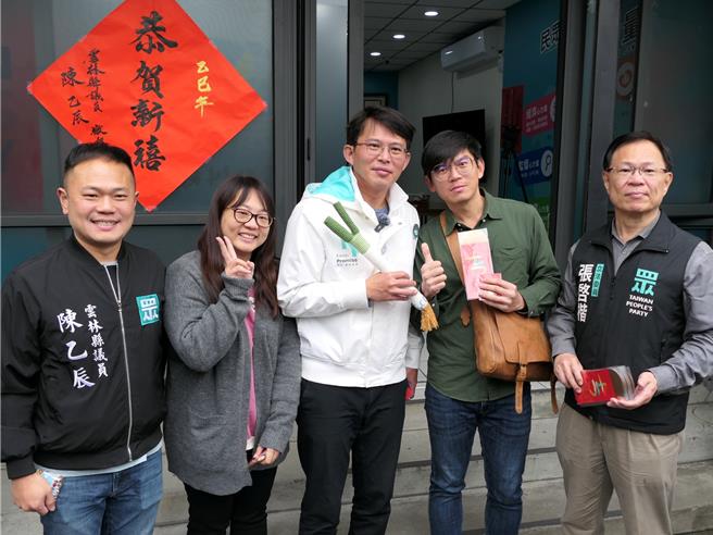 民眾党代理主席黄国昌（中）2日前往云林县发送发财金，被问及蓝白合，表示因为新年所以希望说好话，讲话稍微抽像一点，在新年点名就不好了。（张朝欣摄）