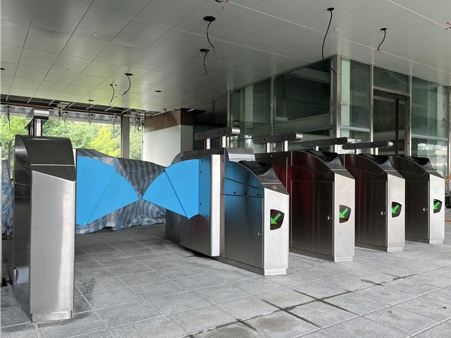 三莺线自动收费闸门逐站架设中。（图／新北市捷运局）