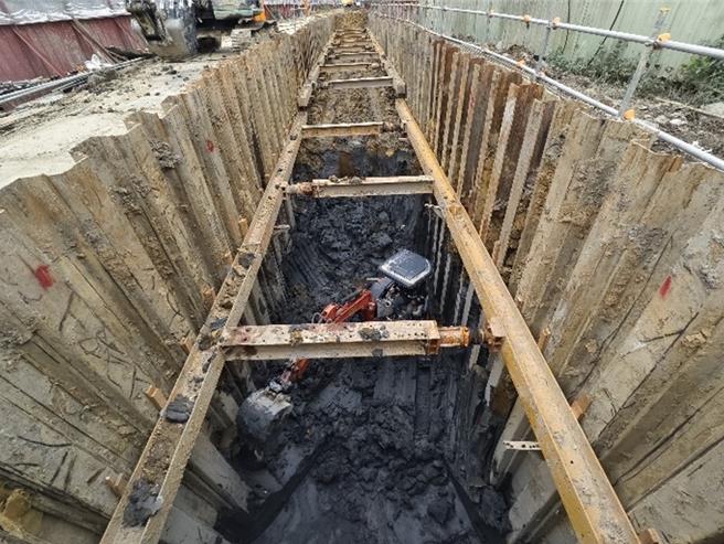 汐东线要径工程施作雨水箱涵。（图／新北市捷运局）