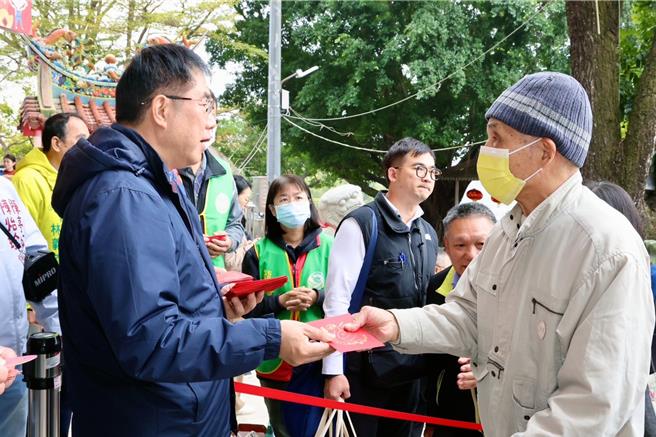 新春连假进入尾声，台南市长黄伟哲2日前往龙崎文衡殿发送蛇年祈福红包，现场聚集超过3500位民眾排队领取，气氛热烈。（市府提供／洪荣志台南传真）