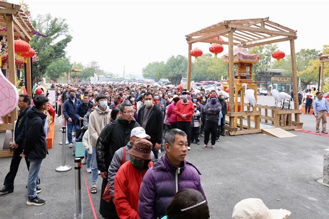 新春连假进入尾声，台南市长黄伟哲2日前往龙崎文衡殿发送蛇年祈福红包，现场聚集超过3500位民眾排队领取，气氛热烈。（市府提供／洪荣志台南传真）