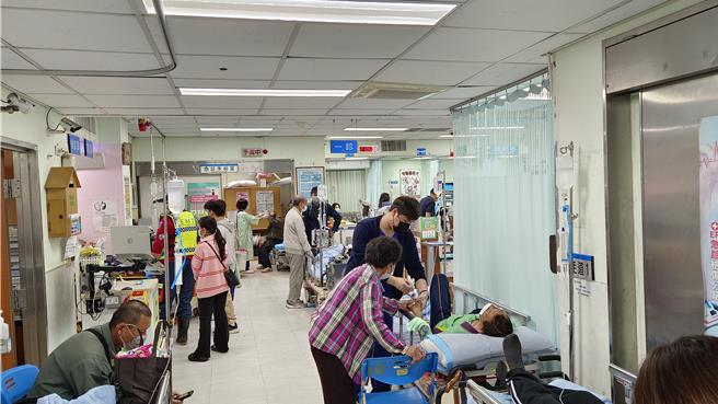 據屏東基督教醫院統計，今年小年夜至大年初四6天急診室湧進2770人次，近9成是腸胃道及呼吸道疾病病人。（屏基提供／謝佳潾屏東傳真）