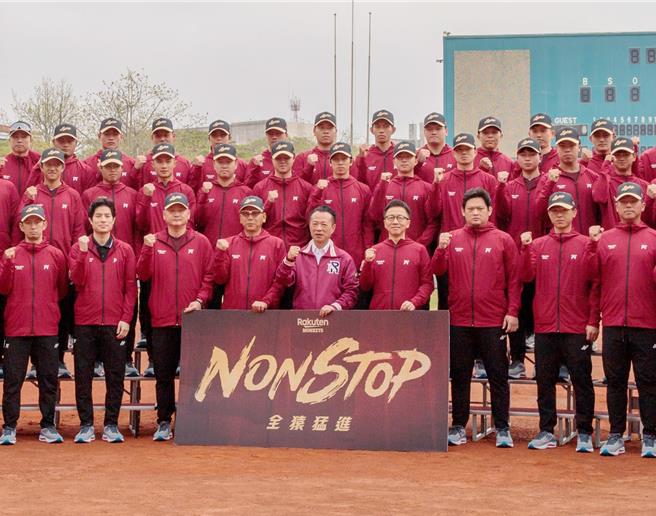 乐天桃猿队进驻嘉义县立棒球场做为训练基地，今（2日）举行春训开训仪式，并揭晓新年度口号「Nonstop全猿猛进」。（吕妍庭摄）