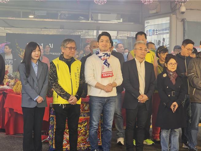 台北市长蒋万安（前排中）与被点名罢免的绿营立委吴沛忆（左1）2日一同出席光华新天地新春开工典礼，但两人全程零互动。（谢佳君摄）