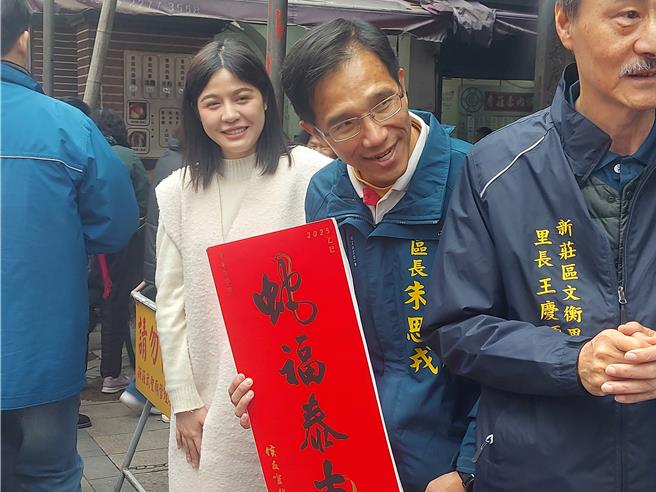 新北市议员戴湘仪（左二）2日陪同朱副市长在新庄庙宇参拜祈福。（张铠乙摄）