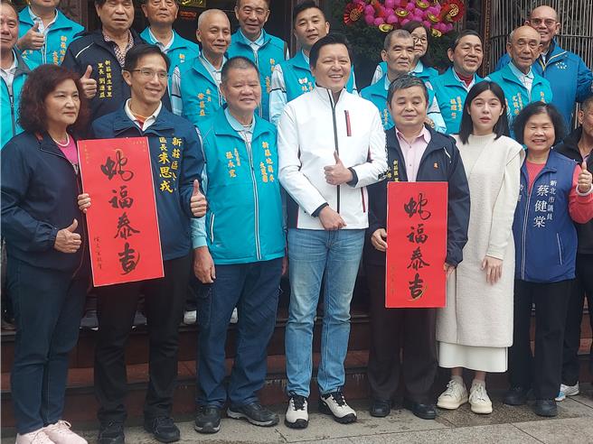 新北市副市长朱惕之2日到新庄宫庙参拜并合影。（张铠乙摄）