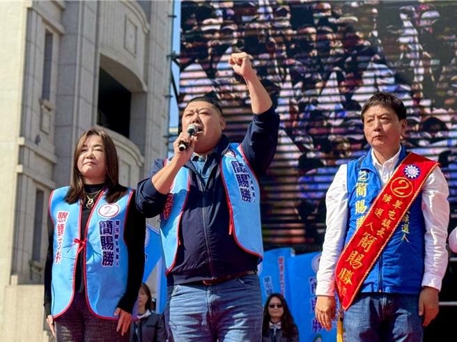 南投立委游颢表示，上任后陆续兑现竞选政见，虽仅就任1年，政见已持续兑现8成，相信民眾有感，自己经得起检验。（游颢提供）