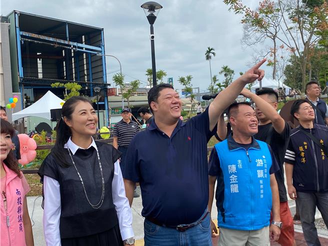 南投立委游颢表示，上任后陆续兑现竞选政见，虽仅就任1年，政见已持续兑现8成，相信民眾有感，自己经得起检验。（游颢提供）