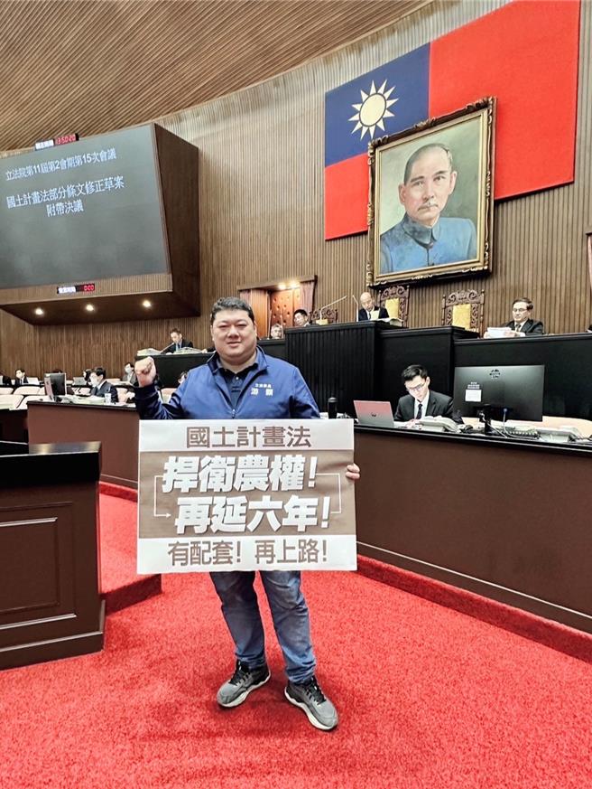 南投立委游颢表示，上任后陆续兑现竞选政见，虽仅就任1年，政见已持续兑现8成，相信民眾有感，自己经得起检验。（游颢提供）