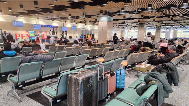 離島澎湖對外空運運輸，因為今年春節假期夠長，有效抒解交通運輸顛峰時段，雖然2日返台機票還是訂位客滿，但澎湖機場已無往年擠爆候補櫃檯場景。（許逸民攝）