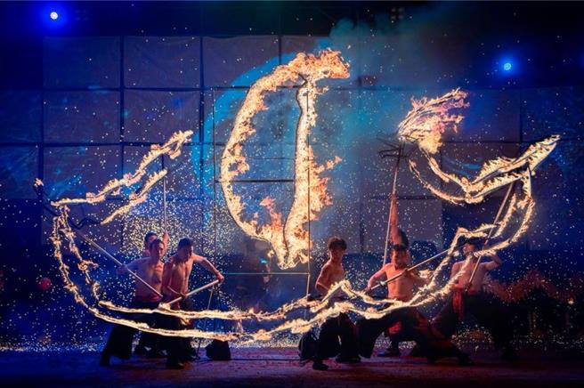 今年「2025台灣燈會在桃園」以「光聚千塘串桃園」為主題，從2月7日試營運至2月23日，打造雙展區奇幻親子城。（圖／桃園市文化局）