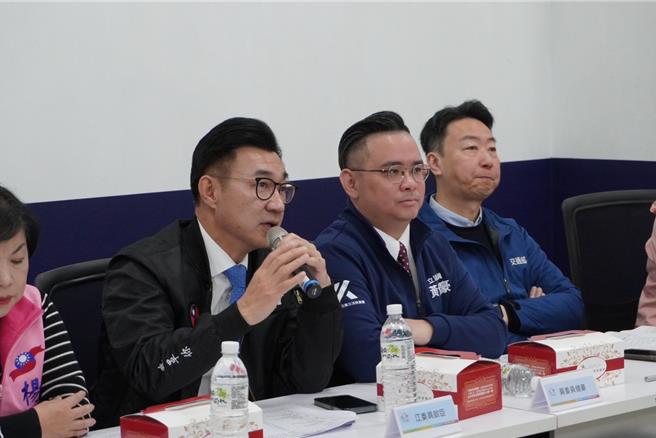 对于民团发动罢免，中五选区立委黄健豪（右二）表示，该做的事仍然会继续做，不会受罢免案影响。（黄健豪提供）